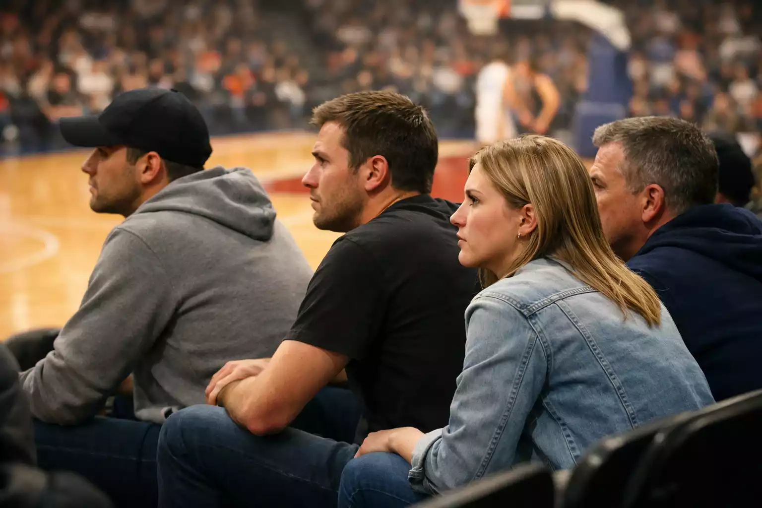 Tifosi di basket che seguono una partita con attenzione