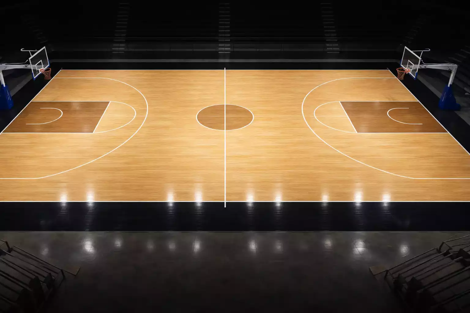 Campo da basket con segnaletica delle linee di gioco