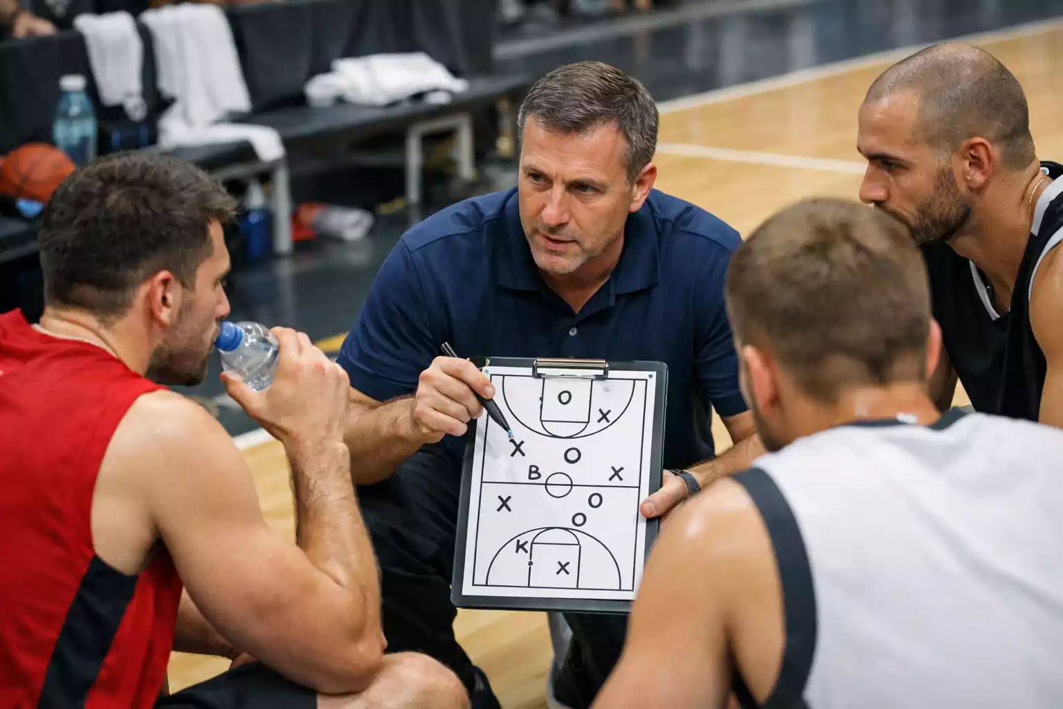 Coach di basket che spiega la tattica alla squadra